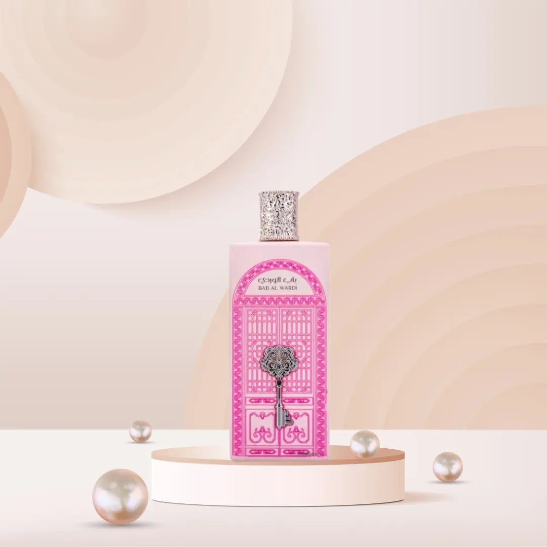 Bab Al Wardi de Ard Al Zaafaran : un parfum oriental captivant aux notes de tête fraîches d'agrumes et de rose, évoluant vers un cœur floral épicé et des notes de fond chaudes d'oud, d'ambre et de patchouli. Un sillage intense et sensuel.